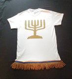 Camiseta hebrea israelita con menorá sagrada y flecos dorados premium