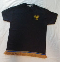 Camiseta hebrea israelita bordada con menorá sagrada y flecos dorados premium