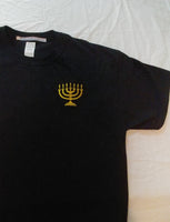 Camiseta hebrea israelita bordada con menorá sagrada y flecos dorados premium