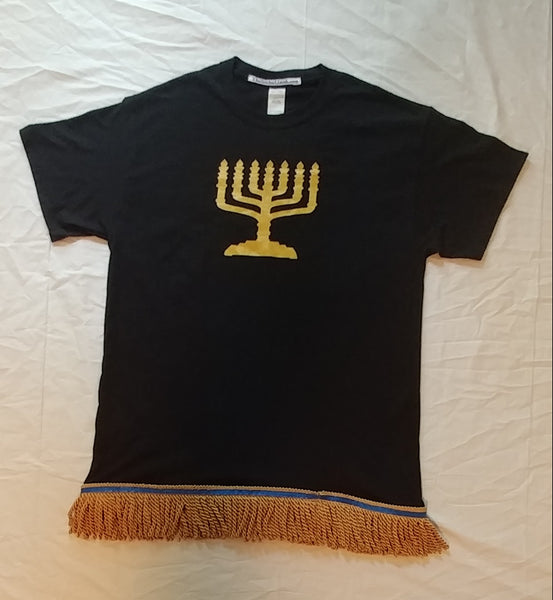 Camiseta hebrea israelita con menorá sagrada y flecos dorados premium