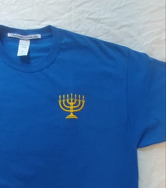 Camiseta hebrea israelita bordada con menorá sagrada y flecos dorados premium (azul)